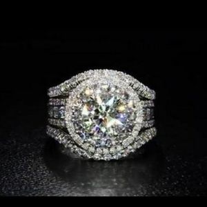 Lajerrio Round cut 6.1ct Halo ring